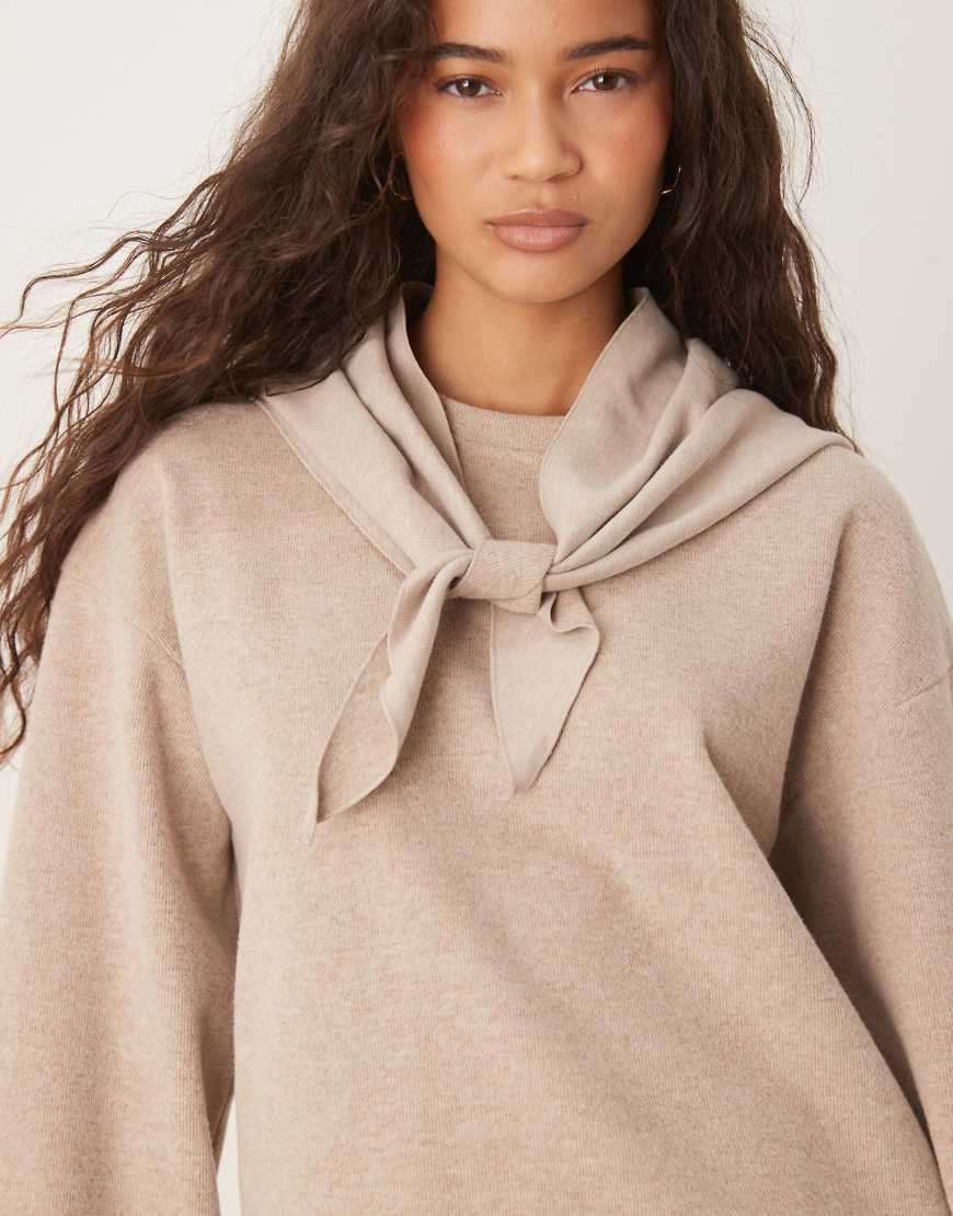 Threadbare - Weicher Pullover in Hellbeige mit Schal-Detail-Neutral von Threadbare