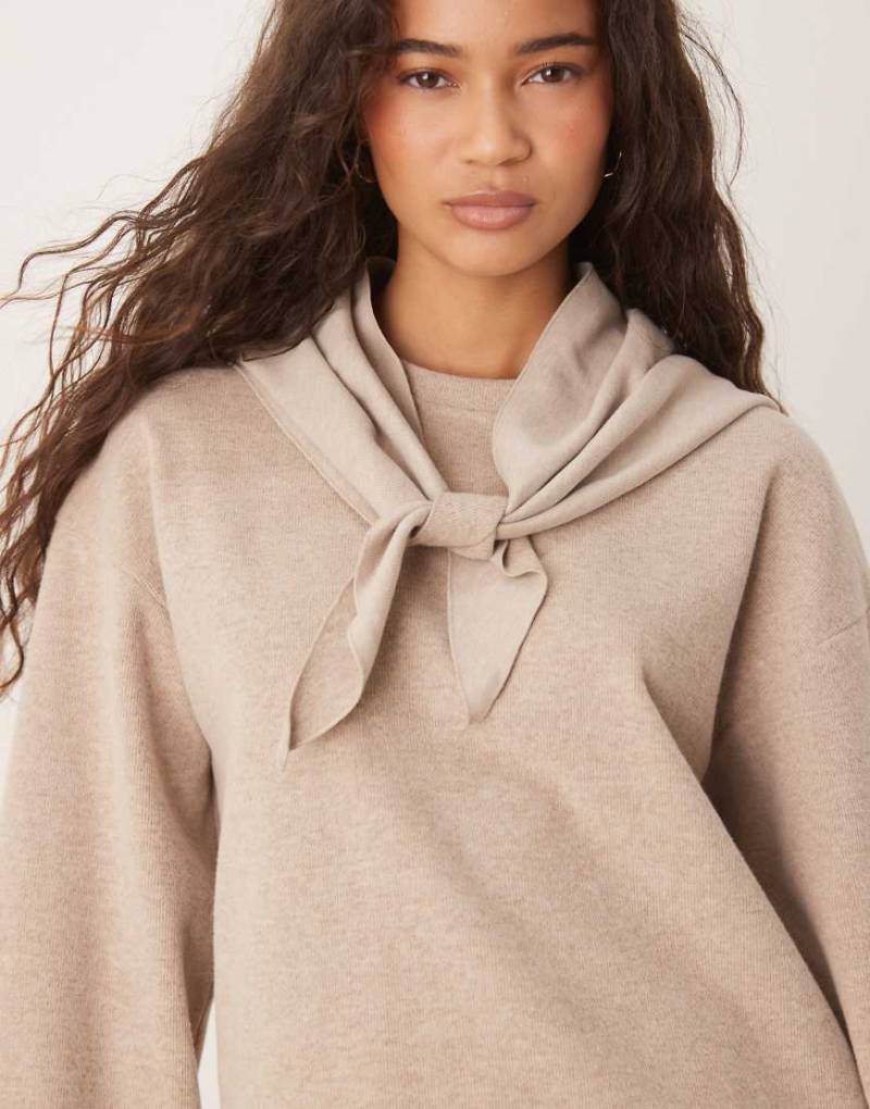 Threadbare - Weicher Pullover in Hellbeige mit Schal-Detail-Neutral von Threadbare