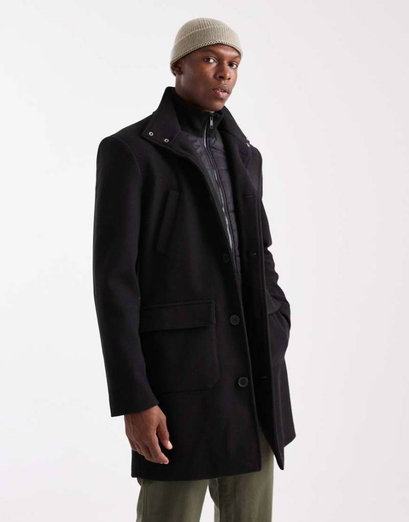 Threadbare - Windjacke in Schwarz mit hohem Kragen, Kapuze und Knopfleiste Threadbare - Windjacke in Schwarz mit hohem Kragen, Kapuze und Knopfleiste von Threadbare
