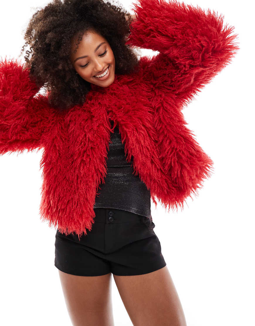 Threadbare - Zottelige Jacke in Rot Threadbare - Zottelige Jacke in Rot von Threadbare