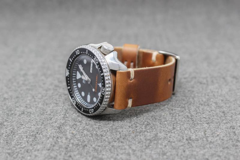 Handgefertigtes Uhrenarmband Leder 22mm Horween Whiskey Cavalier 18mm 20mm 24mm von ThreadedLeatherCo