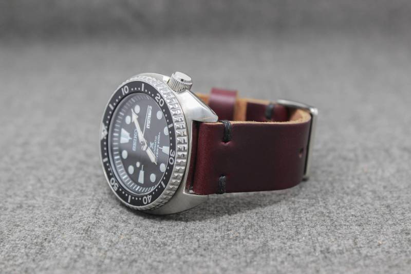 Uhrenarmband Aus Leder | Der Hudson Riemen Horween Chromexcel Color 8 Mit Schwarzem Faden - Handgemacht von ThreadedLeatherCo