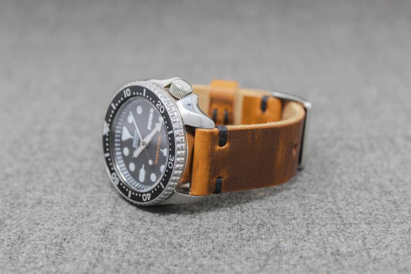 Uhrenarmband Aus Leder | Horween English Tan Dublin Mit Schwarzem Faden Der Hudson-Riemen von ThreadedLeatherCo