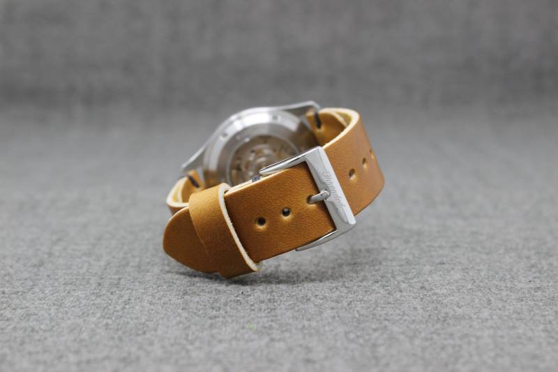 Uhrenarmband Aus Leder | Horween Leather Weat Cavalier Mit Schwarzem Faden Der Hudson-Riemen von ThreadedLeatherCo