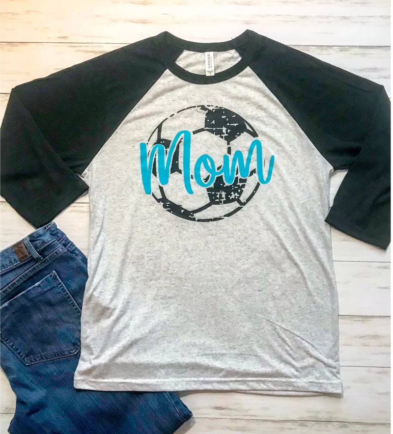 Fußball Mama Shirt, Spieltag Geschenk, Mom T-Shirt von ThreadedWingCo