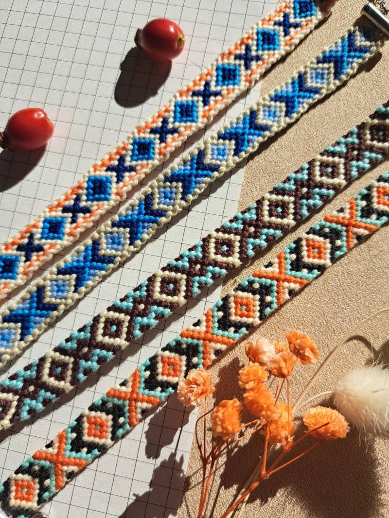 Handmade Friendship Bracelet - Autumn Diamond Pattern, Boho Geometric Jewelry, Gift For Her von ThreadoraCat