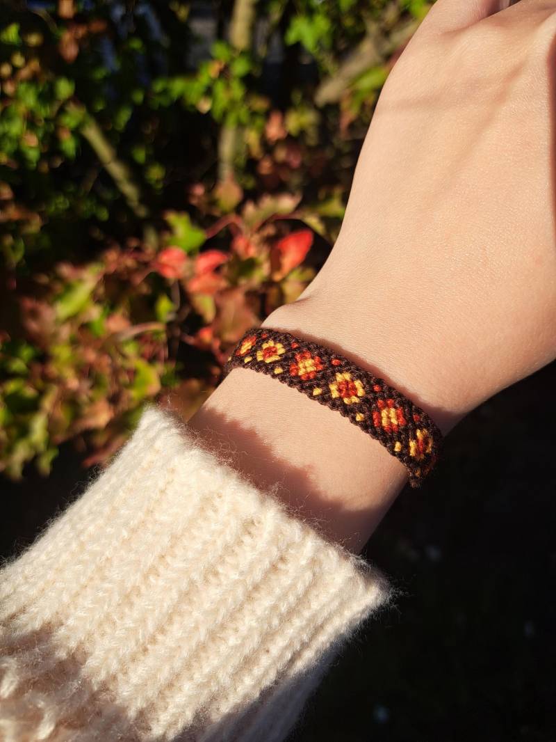 Handmade Friendship Bracelet - Orange & Brown Autumn Pattern, Boho Geometric Jewelry, Gift For Her von ThreadoraCat