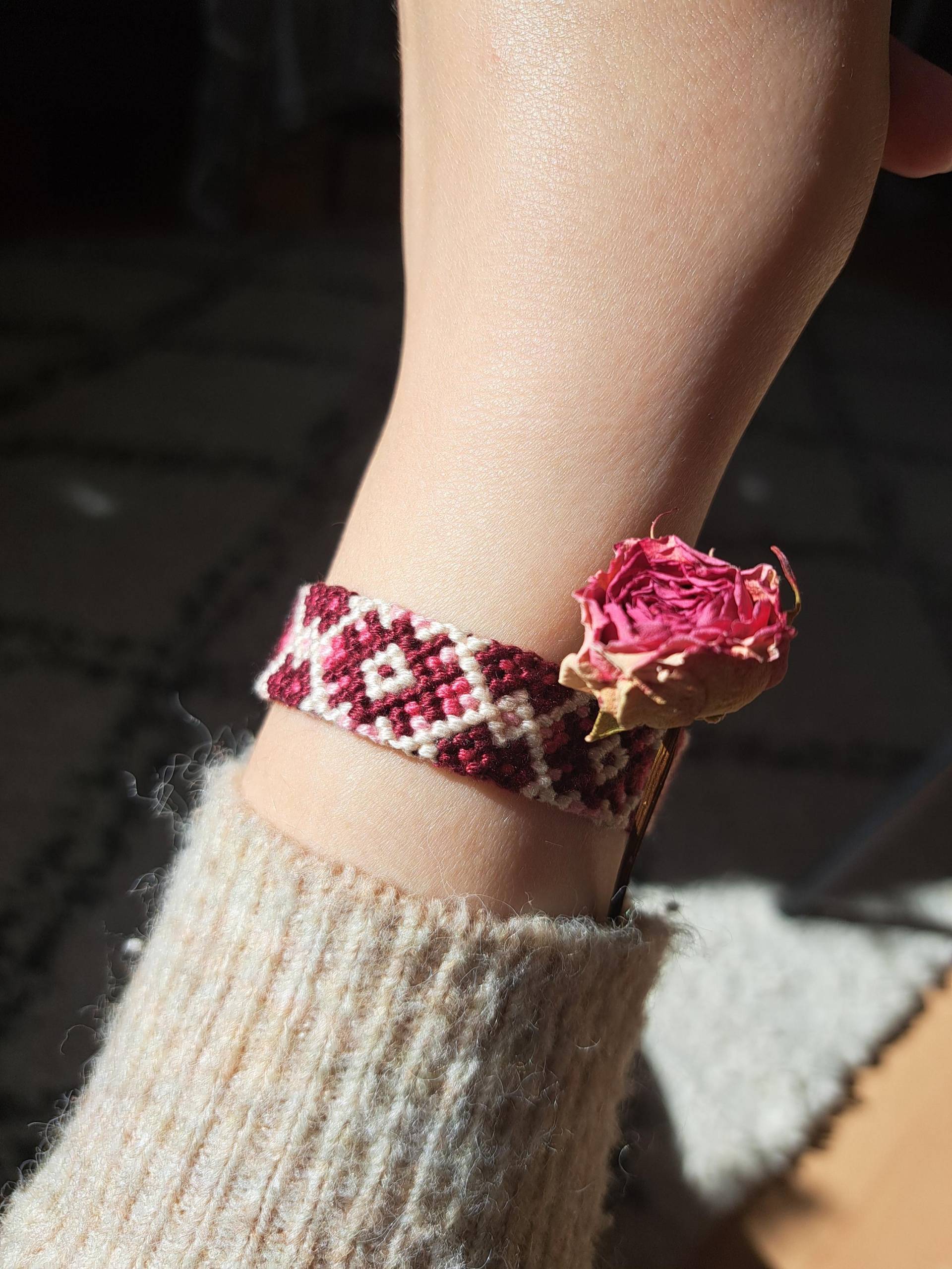 Handmade Friendship Bracelet - Red & White Diamond Pattern, Boho Geometric Jewelry, Gift For Her von ThreadoraCat