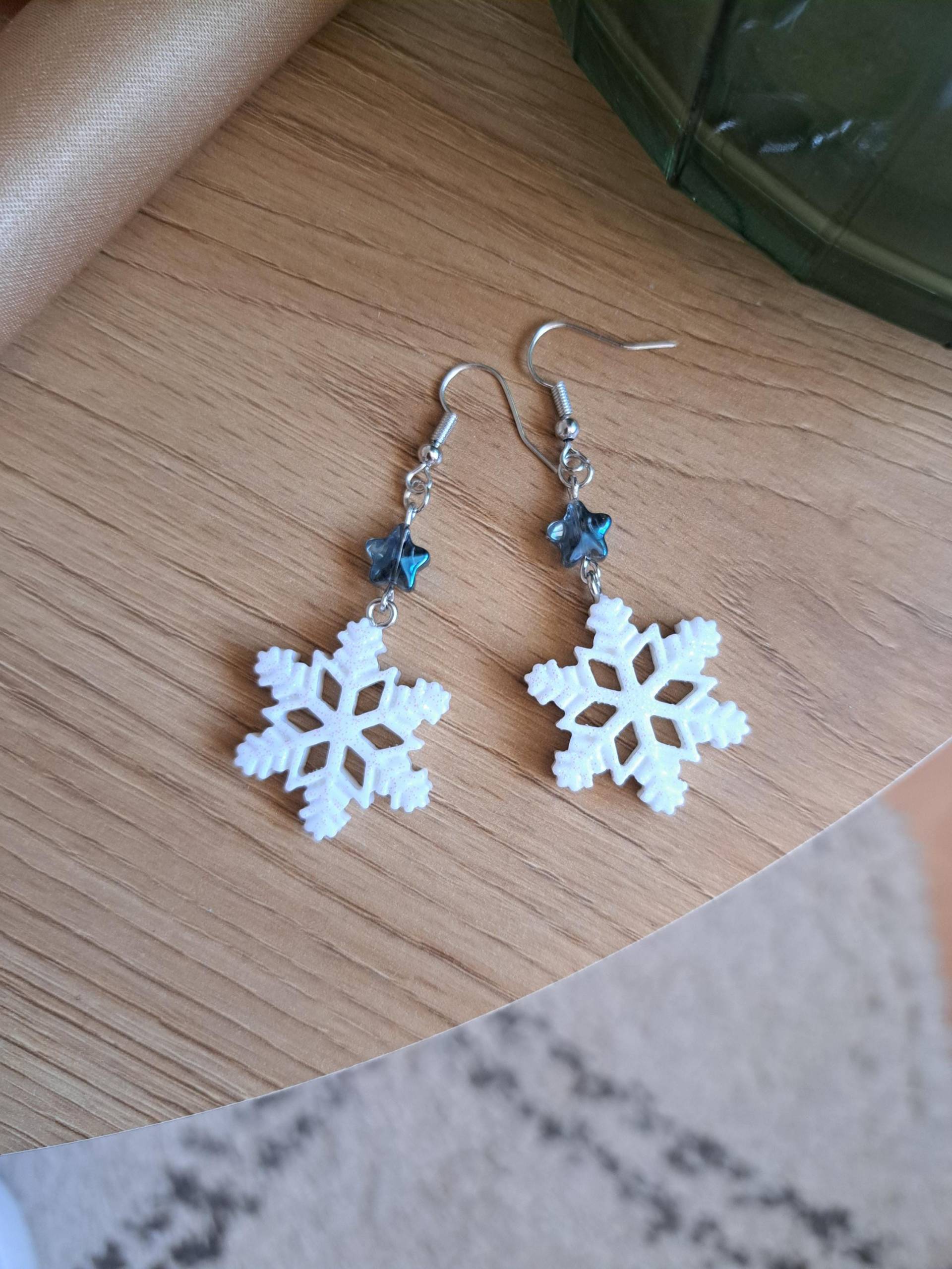 Snowflake Dangle Earrings - Winter Christmas Gift, Cute Holiday Jewelry, White Earrings, Festive Gift For Her von ThreadoraCat