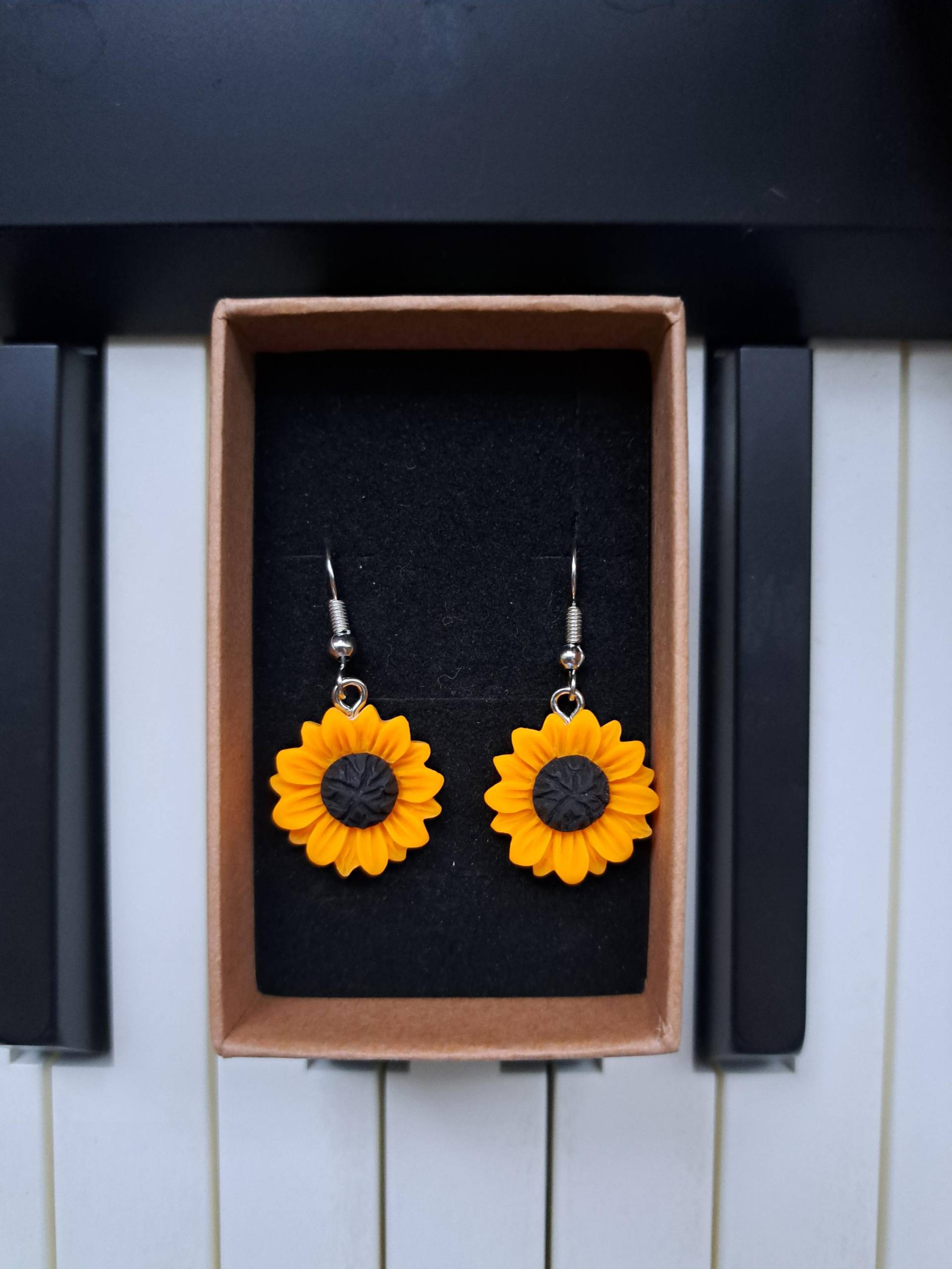 Sunflower Dangle Earrings - Cute Handmade Flower Jewelry Gift von ThreadoraCat