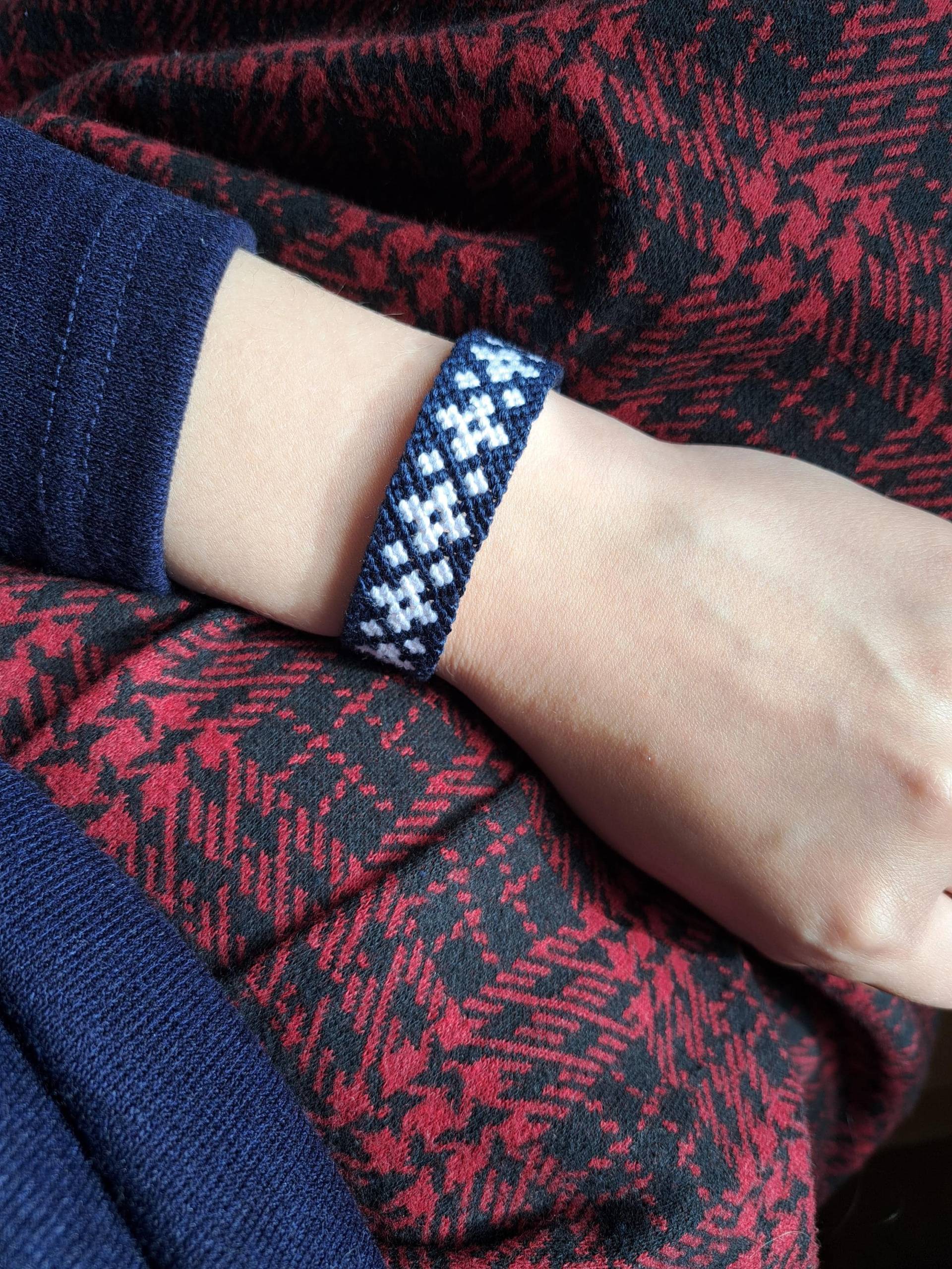 Winter Friendship Bracelet - Nordic Pattern, Blue & White Woven Bracelet, Handmade Christmas Jewelry Gift Winter Friendship Bracelet - Nordic Pattern, Blue & White Woven Bracelet, Handmade Christmas Jewelry Gift von ThreadoraCat