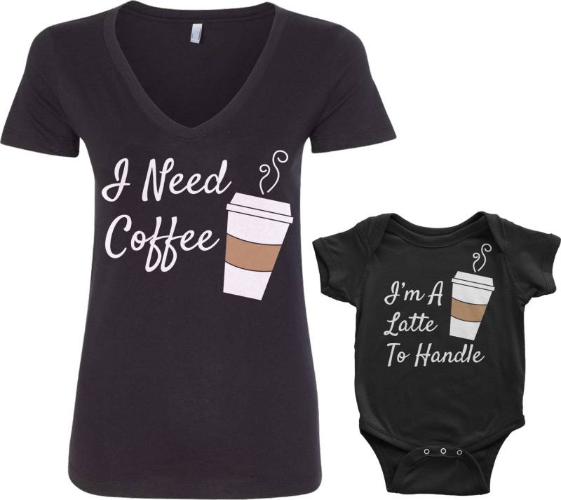 Ich Brauche Kaffee/Ich Bin Ein Latte Zu Frauen Handhaben Ist Ausgestattet Mit V-Ausschnitt T-Shirt Und Säugling Body Mama Baby Passende von Threadrock