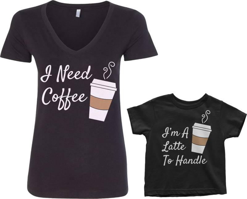 Ich Brauche Kaffee/Ich Bin Eine Latte, Um Frauen Ausgestattet V-Ausschnitt Und Kleinkind Mutter Sohn Oder Tochter Passende T-Shirt Set Zu Behandeln von Threadrock