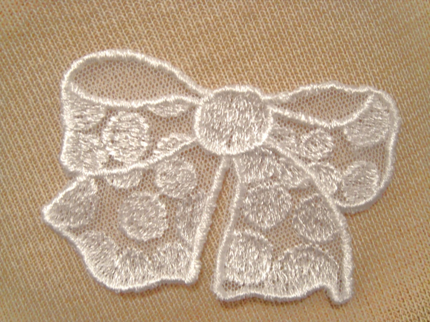 Großhandel - Weiße Applikation Spitzen Bogen, Spitze Applikationen, Weiche Schleife, Schleife Kostüm, Gepunkteten Großhandel - Weiße Applikation Spitzen Bogen, Spitze Applikationen, Weiche Schleife, Schleife Kostüm, Gepunkteten von Threads2Trends