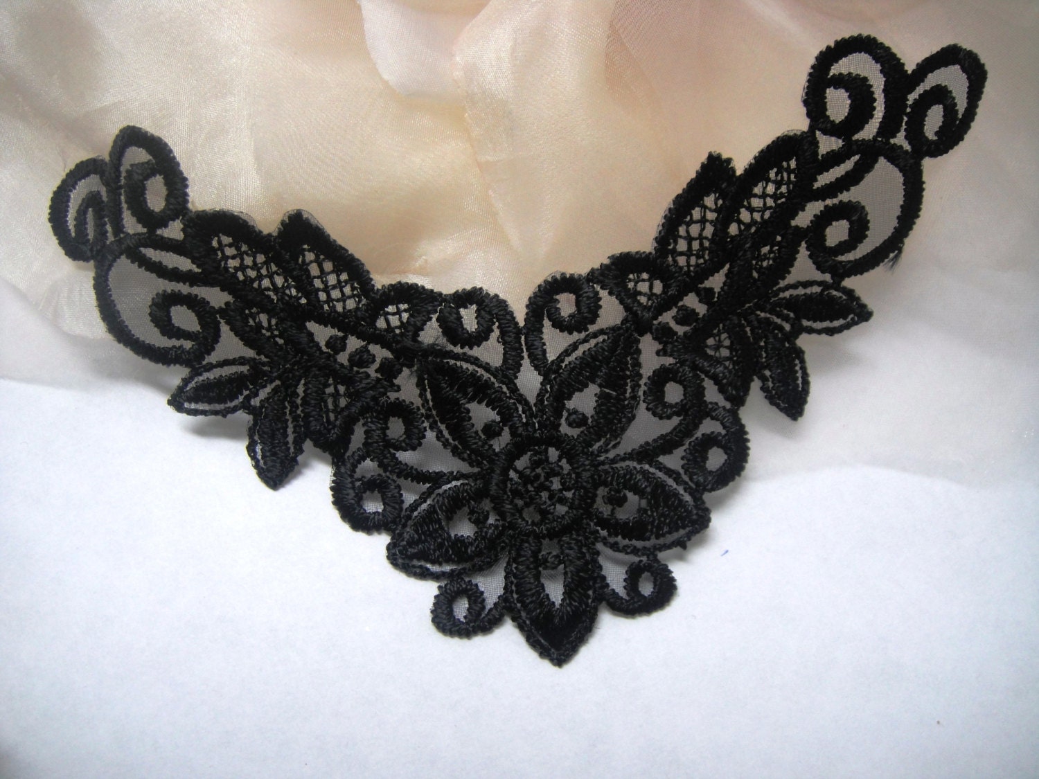 Schwarzer Spitzenaufnäher, Kragen, 6 Applikationen, Wäsche, Bh-Träger, Aufnäher, Schwarzer Spitzenaufnäher, Schwarz, Spitze, Spitzenapplikation von Threads2Trends
