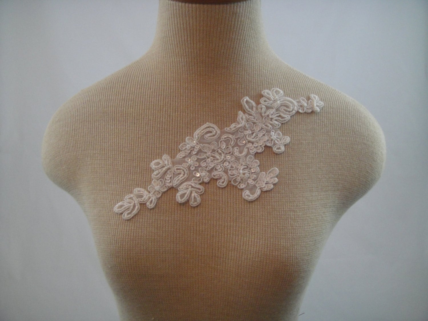 Venise Spitze Applique, Spitze, Applikationen, Guipure-Applikationen, Weiße Scroll Blumenkunstseide Patch, Trim-Hochzeits-Applikationen von Threads2Trends