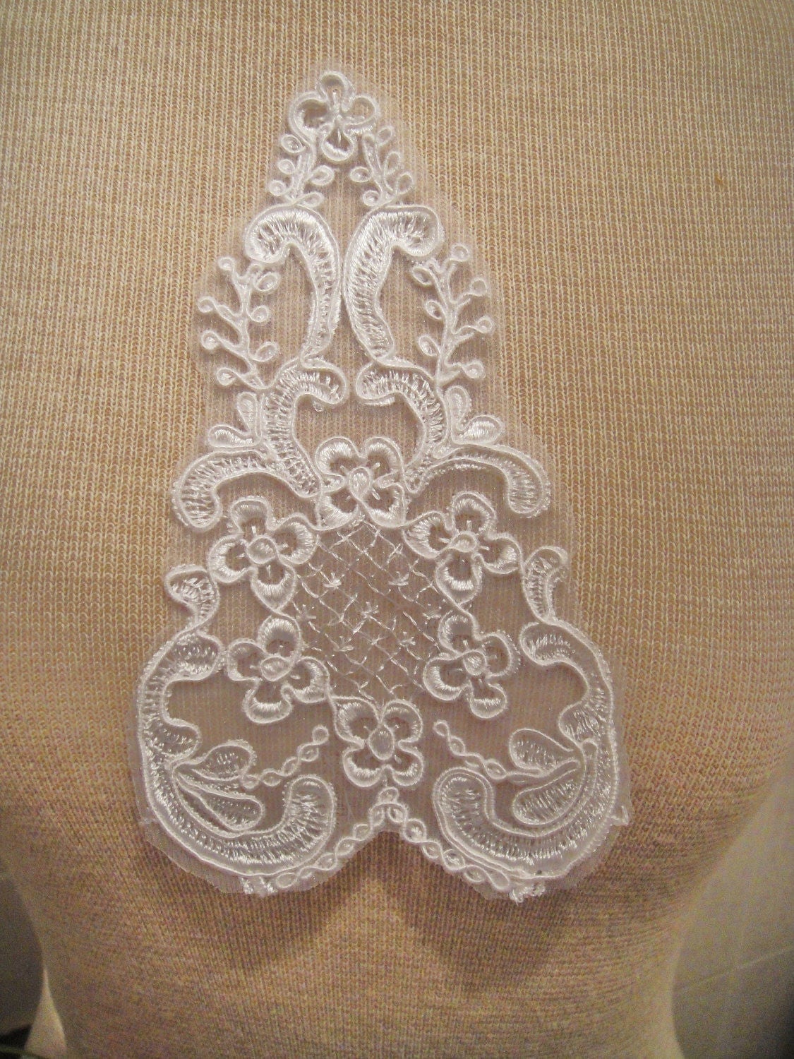 Weißer Spitzenapplikation, Gestickte Applikation, Weiße Applikationen Für Die Braut, Brautspitze, Hochzeitskleid-Applikation Weißer Spitzenapplikation, Gestickte Applikation, Weiße Applikationen Für Die Braut, Brautspitze, Hochzeitskleid-Applikation von Threads2Trends