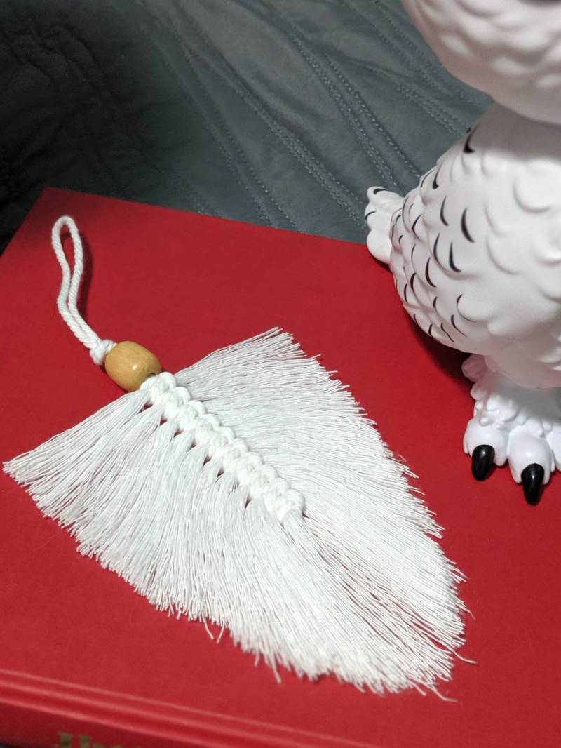 Makramee Feder Geldbörse Tag von ThreadsofHopeBtq