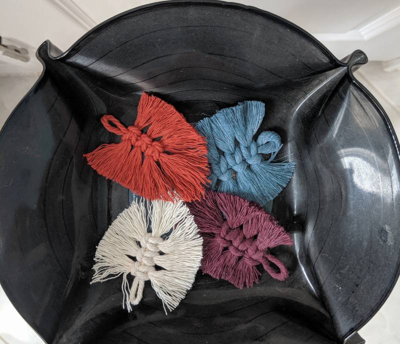 Mini Makramee Feder von ThreadsofHopeBtq