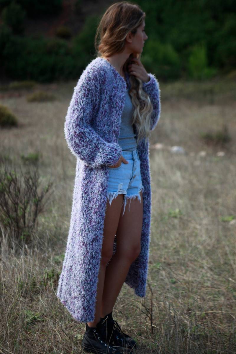 Boho Handgestrickter Lavendelfarbener Langer Pullovermantel, Grobstrick Wollmischung, Weicher Und Flauschiger Zotteliger Duster von ThreeBirdsSitting