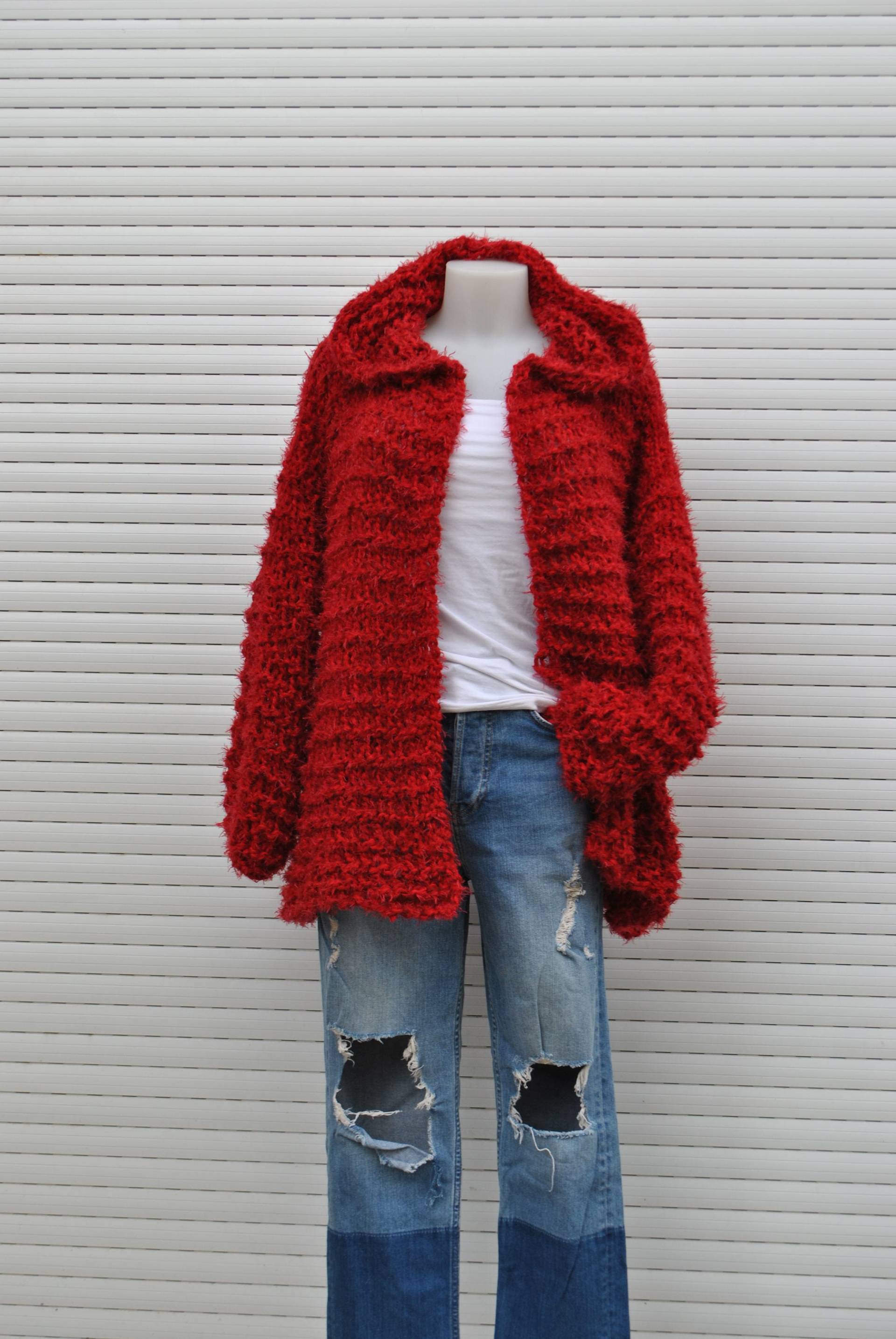 Grobstrick Strickjacke in Rot Mit Kapuze, Handgestrickt, Mittellang, Locker Fallend, Wollmischung von ThreeBirdsSitting