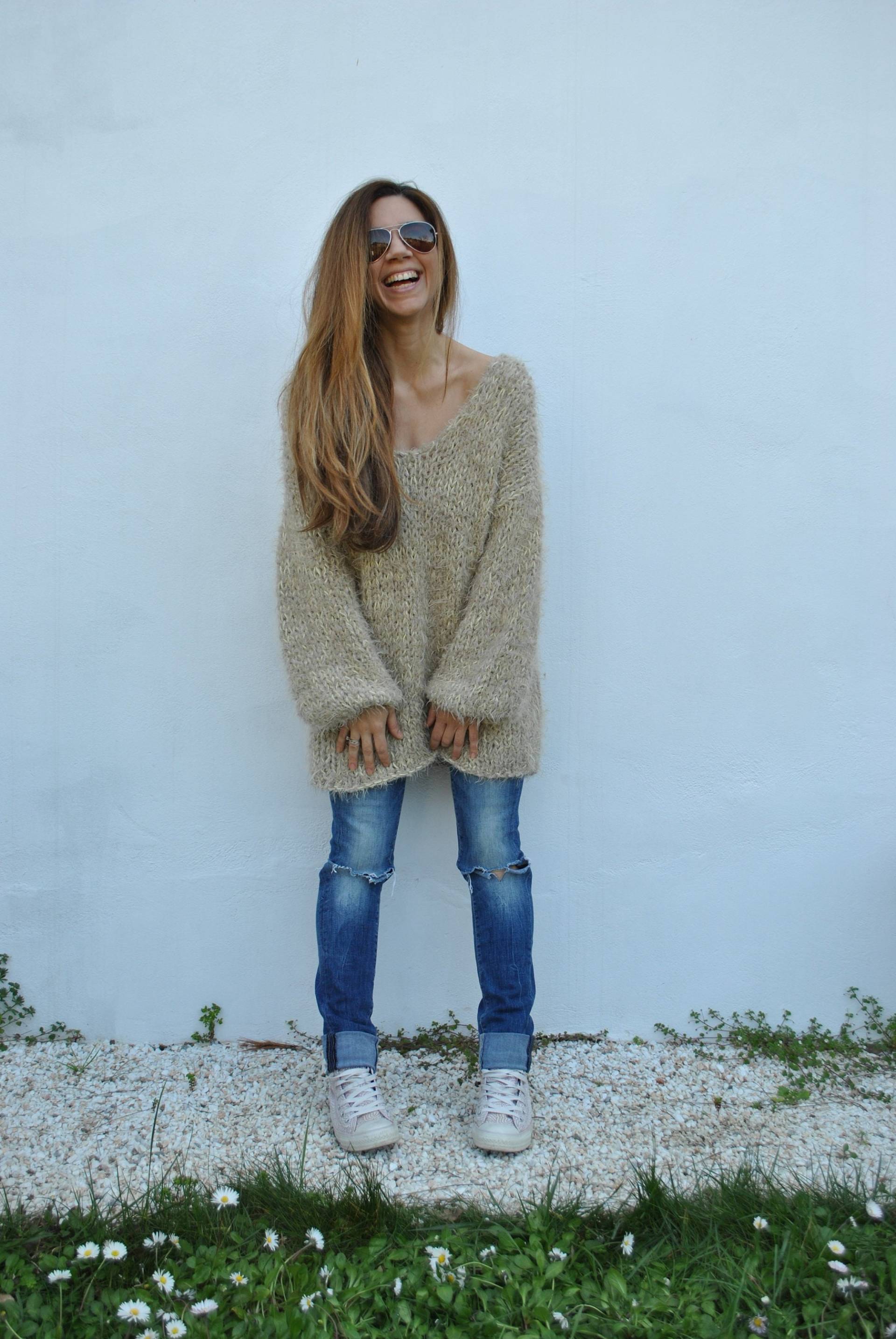 Oversized Beige V-Ausschnitt Pullover Kleid, Langer Pullover, Offener Rücken Oversize Grobstrick Strickkleid von ThreeBirdsSitting