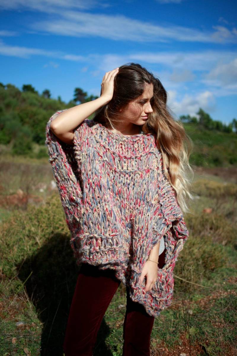 Oversized Chunky Strickpullover Poncho in Blau Rot Und Grau, Boho Dicker Locker Sitzender Umhang, Multicolor Slouchy Handmade Cape von ThreeBirdsSitting