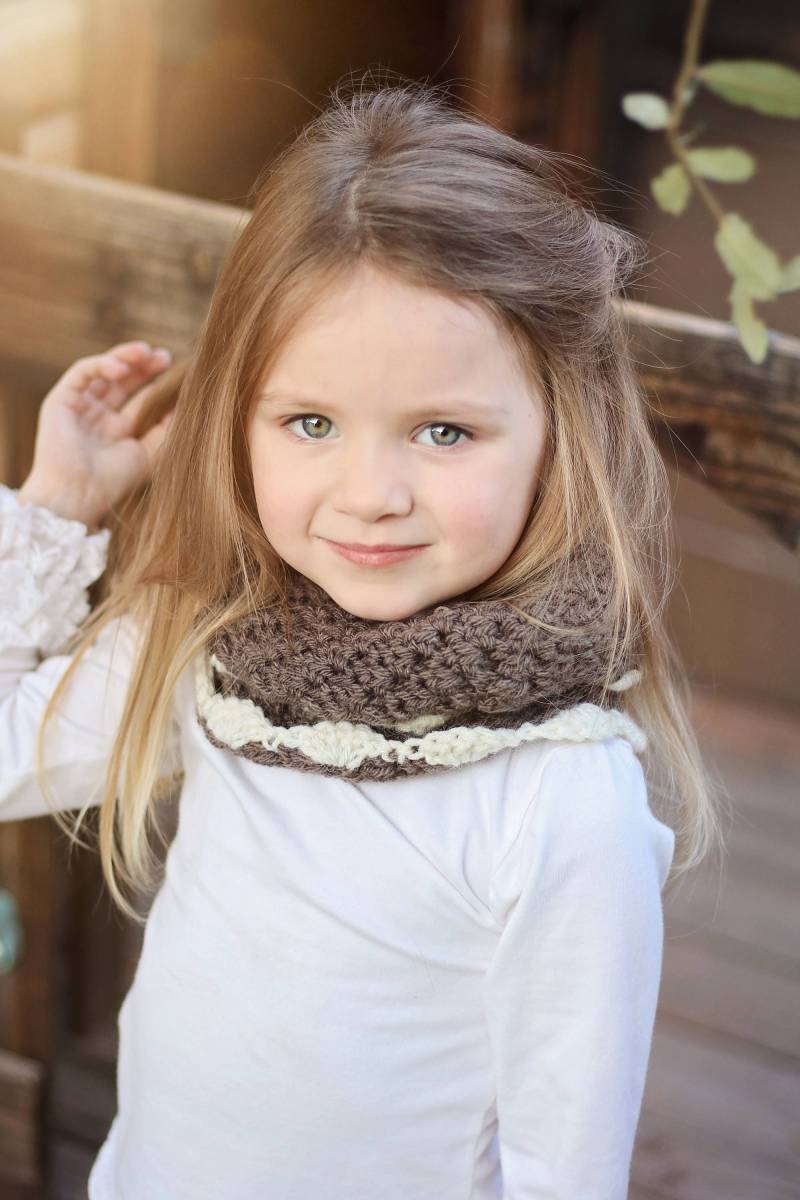 Handgestrickter Loop Für Mädchen, Taupe & Creme von ThreeBluesBoutique