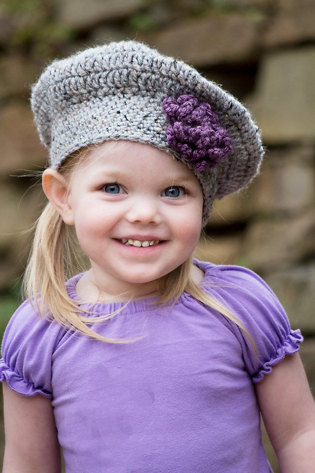 Handgemachte Baskenmütze Aus Grauem Marmor Mit Lila Blume von ThreeBluesBoutique