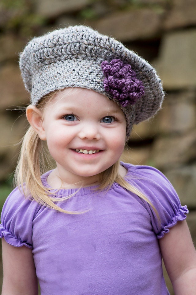 Handgemachte Baskenmütze Aus Grauem Marmor Mit Lila Blume von ThreeBluesBoutique