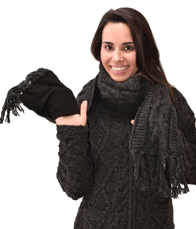 Handgestricktes Taschentuch Aus Reiner Wolle, Isländisch Zopfmuster, Gefüttert Mit Polarfleece von ThreeCranesGallery