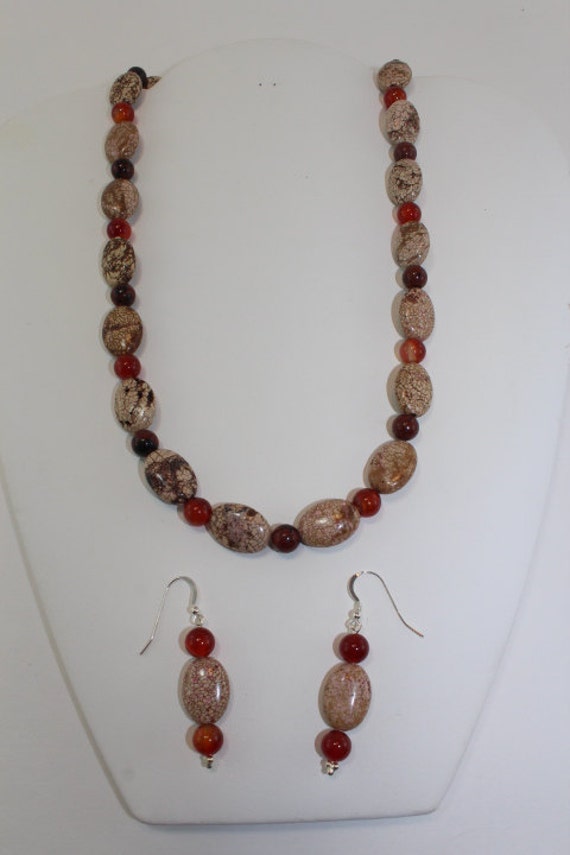 Brown Leopard Haut Perlen Halskette Und Ohrring Set Brown Leopard Haut Perlen Halskette Und Ohrring Set von ThreeHensDesigns