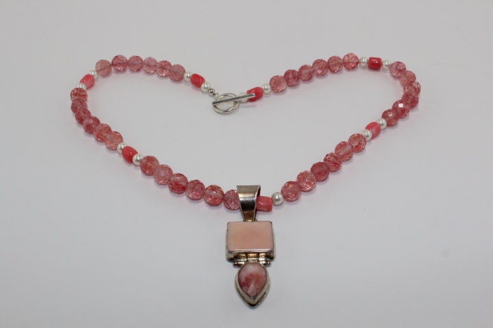 Crystal Coral Anhänger Halskette Crystal Coral Anhänger Halskette von ThreeHensDesigns