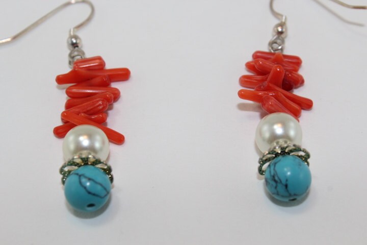 Koralle, Türkis Und Perle Tropfen Ohrringe von ThreeHensDesigns