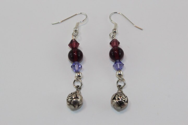 Lila Glasperlen Tropfen Ohrringe Lila Glasperlen Tropfen Ohrringe von ThreeHensDesigns
