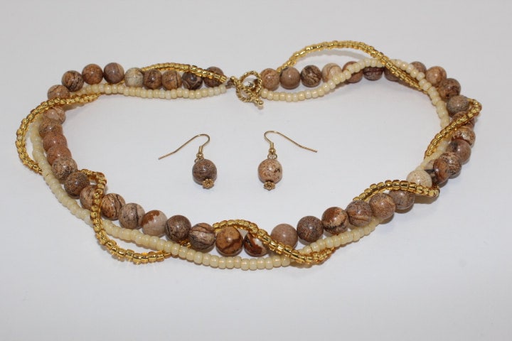 Multi-strang-Tan Perlen Halskette Mit Passenden Ohrringen Multi-strang-Tan Perlen Halskette Mit Passenden Ohrringen von ThreeHensDesigns