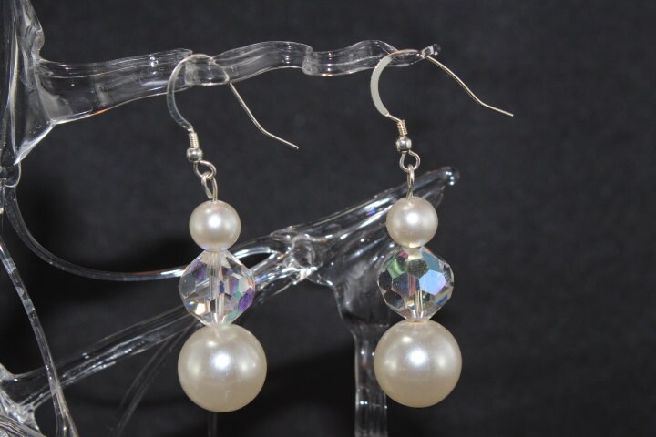 Perle Und Kristall-Tropfen-Ohrringe Perle Und Kristall-Tropfen-Ohrringe von ThreeHensDesigns