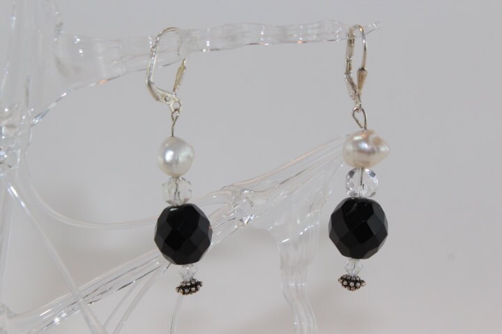 Süßwasserperle Und Schwarze Kristallohrringe Süßwasserperle Und Schwarze Kristallohrringe von ThreeHensDesigns