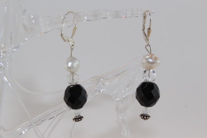 Süßwasserperle Und Schwarze Kristallohrringe von ThreeHensDesigns