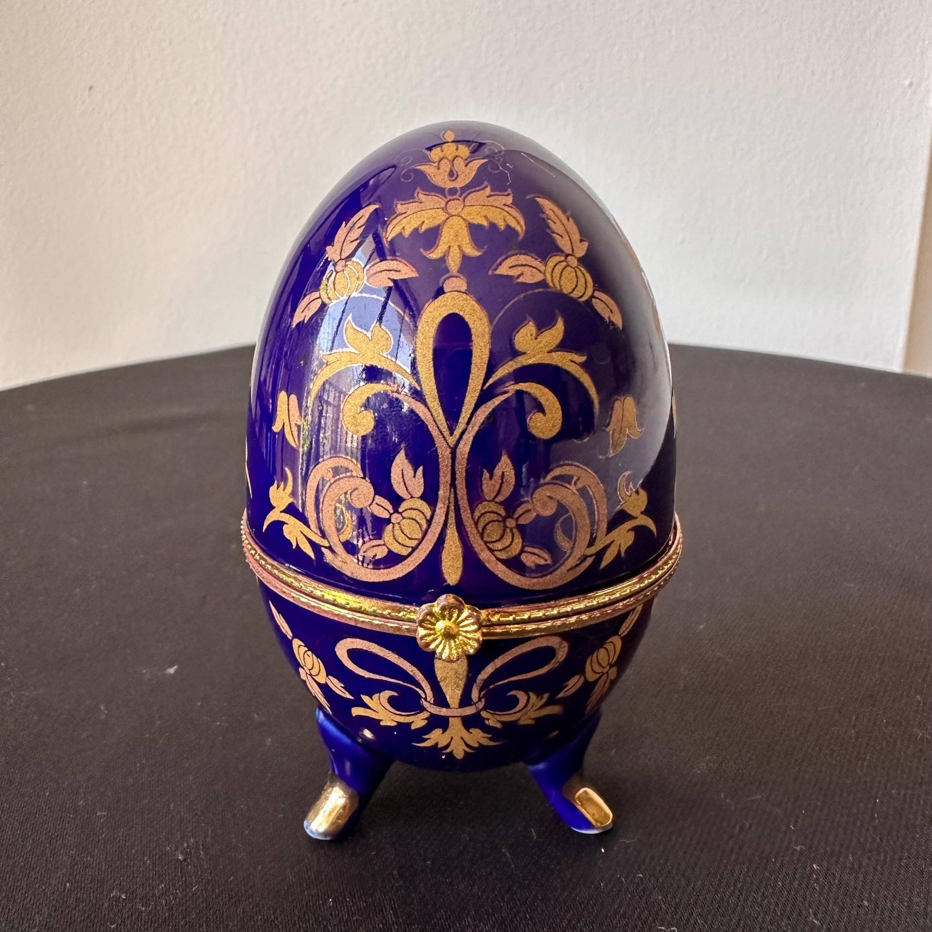 Vintage Porzellan Ei Trinket Box Kobalt Blau Mit Gold Vergoldetes Blumenmuster Auf Ständer Vintage Porzellan Ei Trinket Box Kobalt Blau Mit Gold Vergoldetes Blumenmuster Auf Ständer von ThreeLemonsUS
