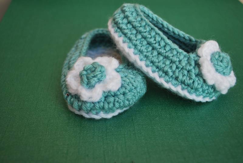 Grüne Baby Booties Mit Blume - Häkeln Baby-Geschenk Neugeborenen-Geschenk Wählen Sie Die Größe von ThreeLittlePeppers