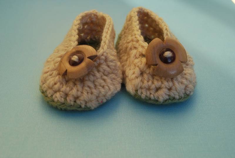 Tan Baby Booties - Crochet Khaki Mit Holzknöpfe Baby-Geschenk Newborn Geschenk Sie Wählen Die Größe von ThreeLittlePeppers