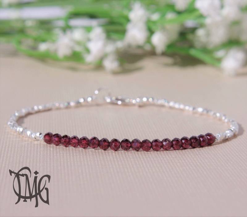 Granat Armband Mit Karen Hill Silber, Januar Birhtstone, Rhodolite Granat, Zierliche Perlen Echter Edelstein Kristall, Sterling Silber Granat Armband Mit Karen Hill Silber, Januar Birhtstone, Rhodolite Granat, Zierliche Perlen Echter Edelstein Kristall, Sterling Silber von ThreeMagicGenies