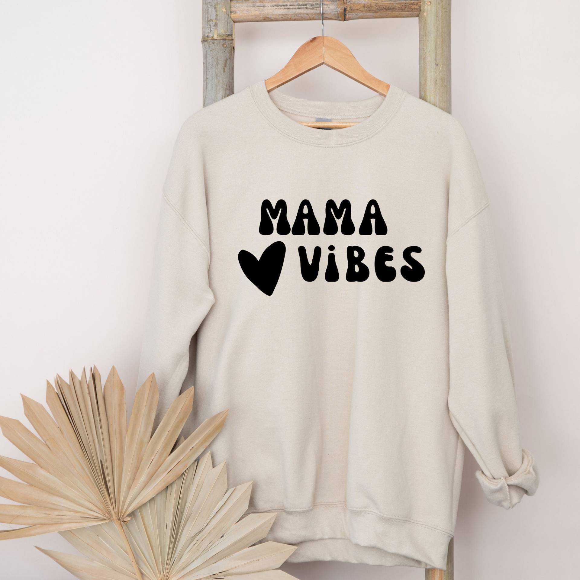 Mama Vibes Sweatshirt, Retro Mom Shirt, Muttertagsgeschenk, Muttertagsshirt, Geschenk Für Mama, Pullover von ThreeShadesofNeutral