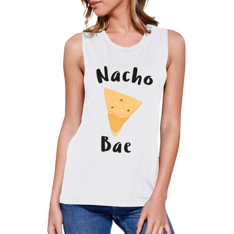 Humor | Nacho Bae Weiß Ärmelloses Niedliches Lustig Trendiges Grafik Muskel Top | Jms099Wt von ThreeSixFiveDesign