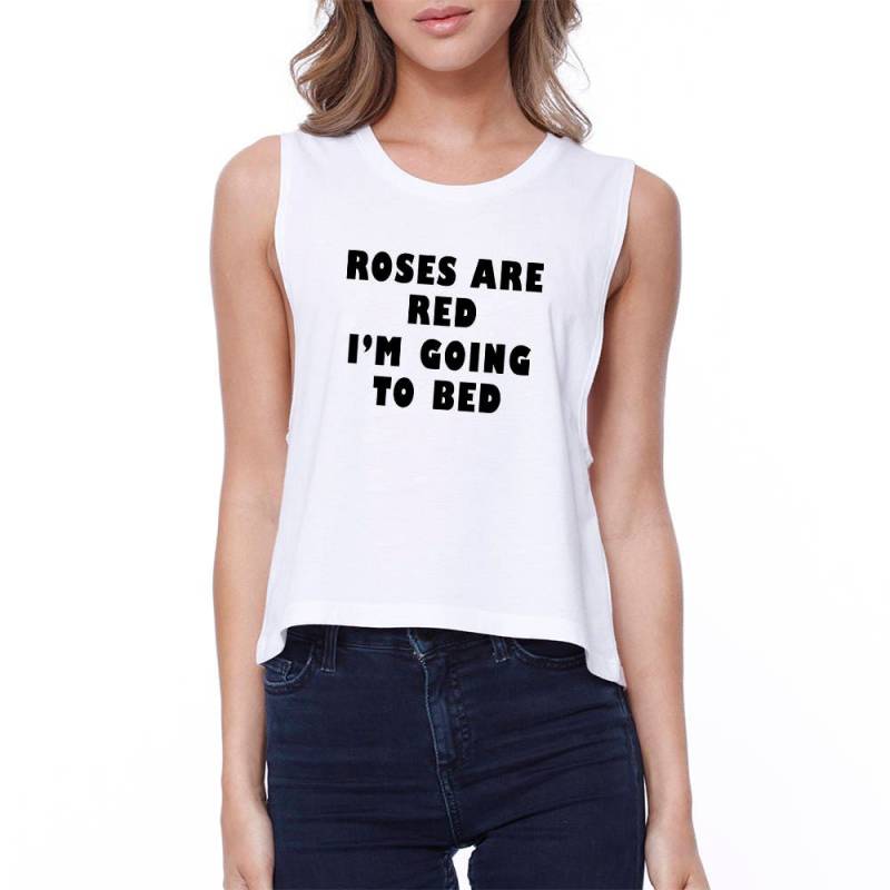 Humor | Roses Are Red I'm Going To Bed Weißes Ärmelloses Niedliches Crop Top | Jcr098Wt von ThreeSixFiveDesign