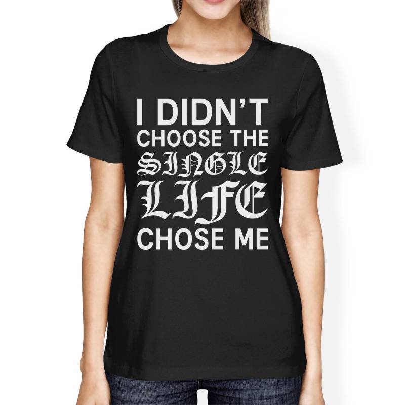Humor | Single Life Chose Me Frauen Schwarzes T-Shirt Kurzarm Einfaches Grafik-Shirt [Jct239] von ThreeSixFiveDesign