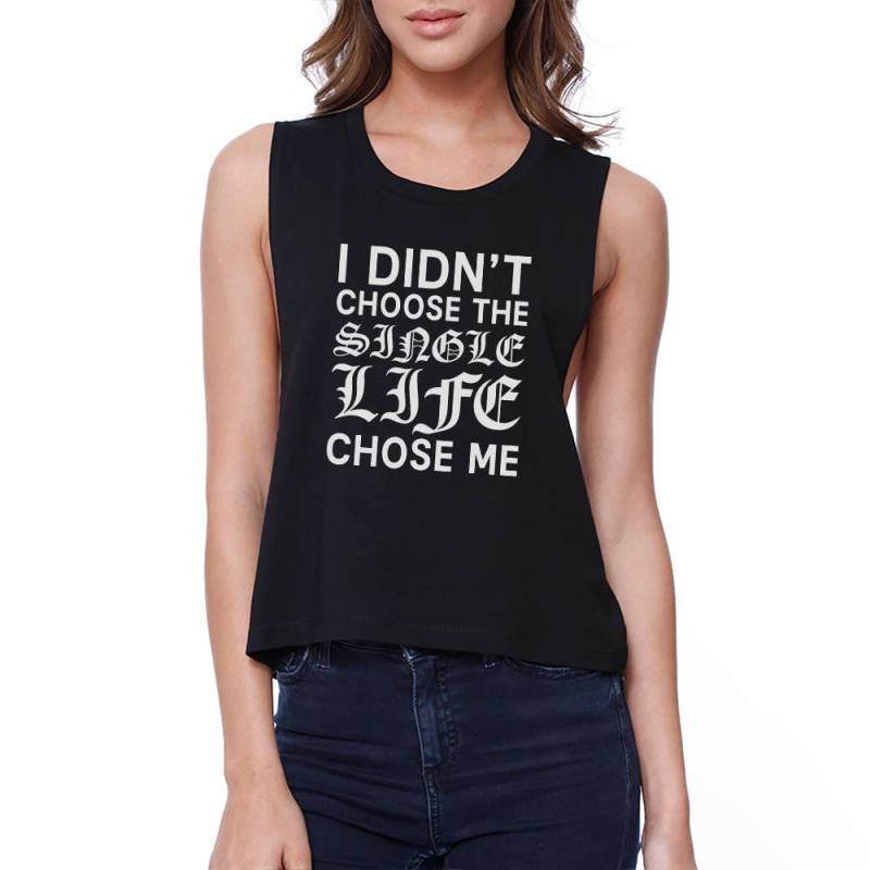 Humor | Single Life Chose Me Schwarzes Ärmelloses Niedliches Lustiges Crop Top | Jcr100Bk von ThreeSixFiveDesign
