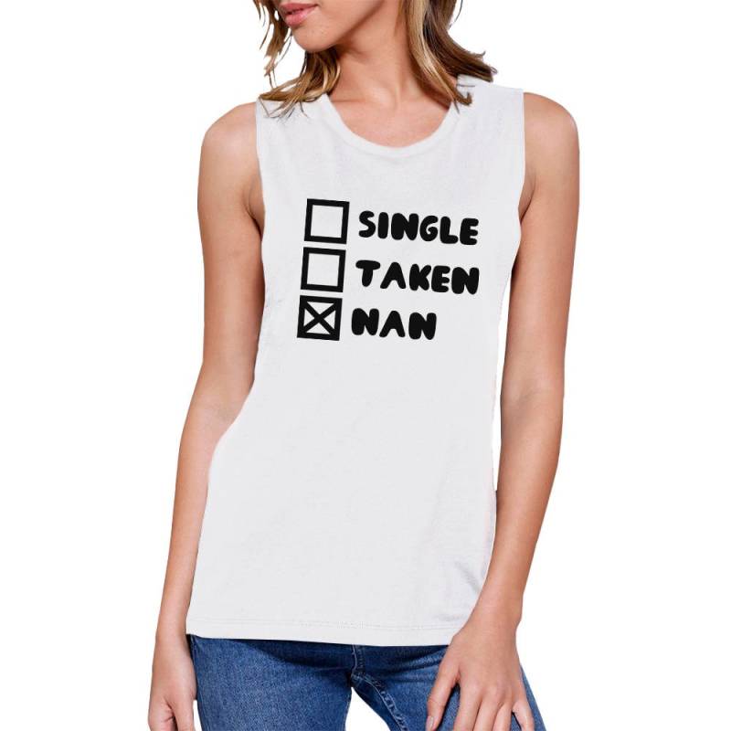 Humor | Single Taken Nah Weiß Ärmellos Einfach Niedlich Lustig Grafik Muskel Top | Jms102Wt Humor | Single Taken Nah Weiß Ärmellos Einfach Niedlich Lustig Grafik Muskel Top | Jms102Wt von ThreeSixFiveDesign