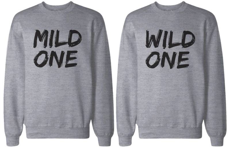 Mild One Wild Süß Lustige Trendy Grafik Bff Paar Graue Sweatshirts Tolle Geschenkideen von ThreeSixFiveDesign